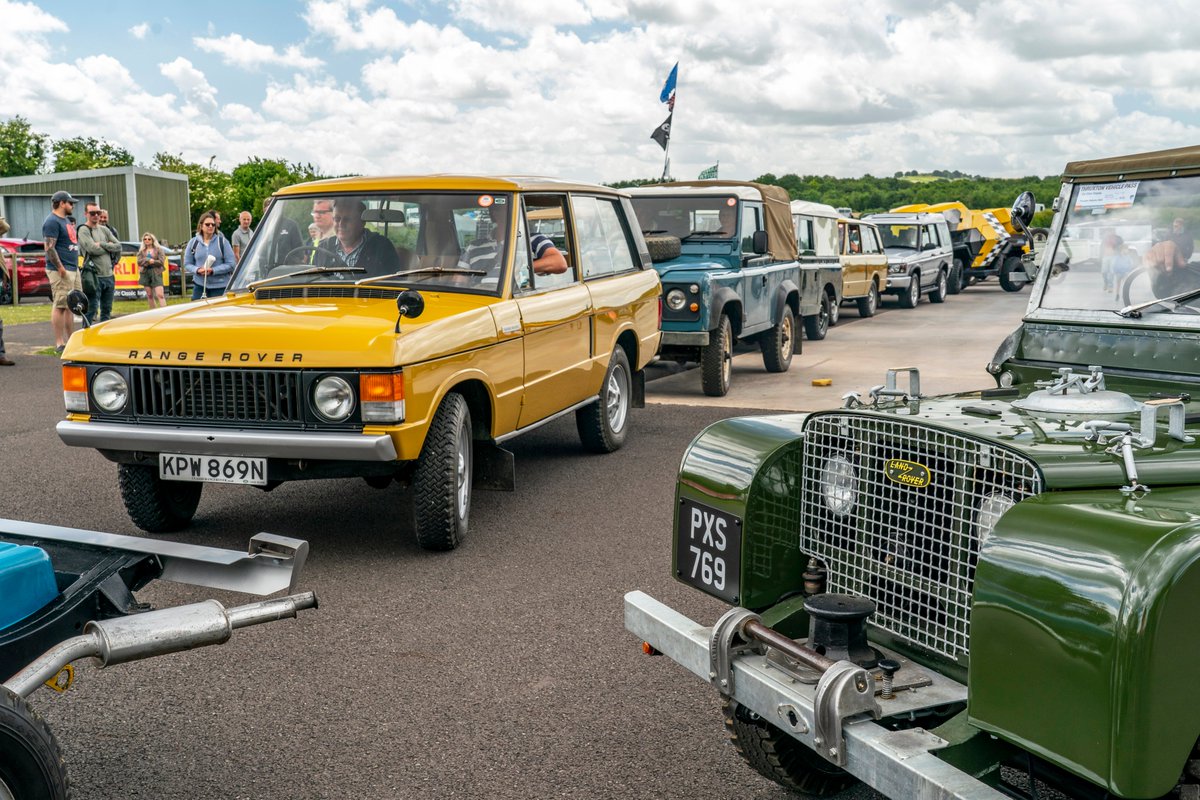 LRLegends's tweet photo. A few shots from yesterday here at Thruxton. Feeling that Landy love.
@thruxtonracing 
#landrover #landroverlove 
Pics: #craigpuseyphotography https://t.co/3ujO2itIze