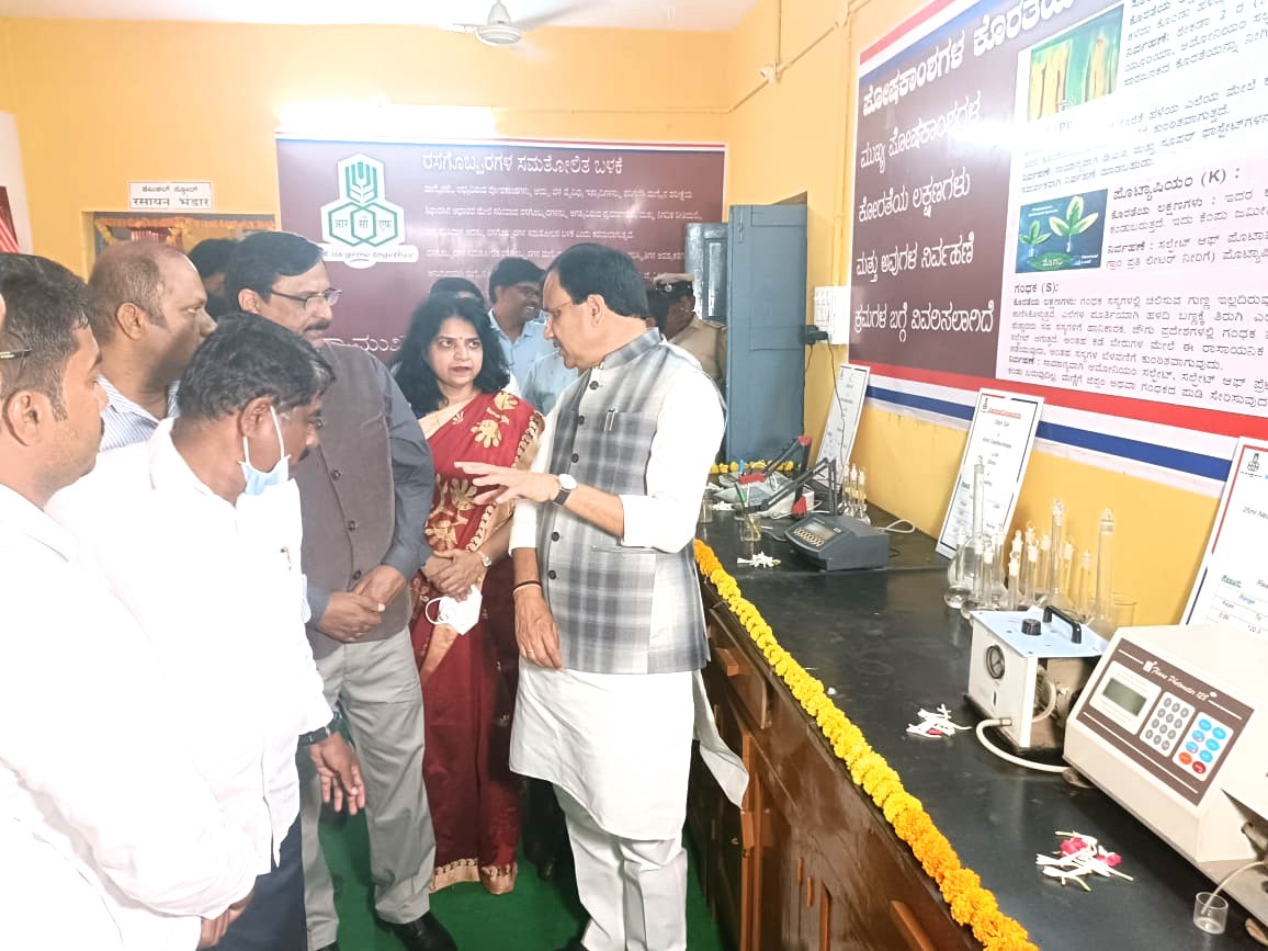 bhagwantkhuba's tweet image. A Soil Testing Center &amp;amp; Kisan Suvidha Center have inaugurated in the town of Aland under the aegis of the Union Ministry of Chemicals and Fertilizers and RCF.
The Soil Testing Laboratory and the Kisan Suvidha Center have been set up to assist farmers 
@blsanthosh
#SoilTestingLab