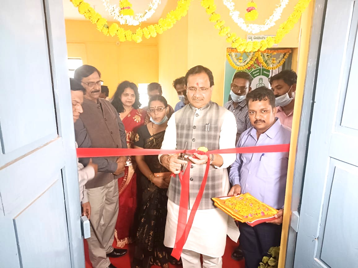 bhagwantkhuba's tweet image. A Soil Testing Center &amp;amp; Kisan Suvidha Center have inaugurated in the town of Aland under the aegis of the Union Ministry of Chemicals and Fertilizers and RCF.
The Soil Testing Laboratory and the Kisan Suvidha Center have been set up to assist farmers 
@blsanthosh
#SoilTestingLab