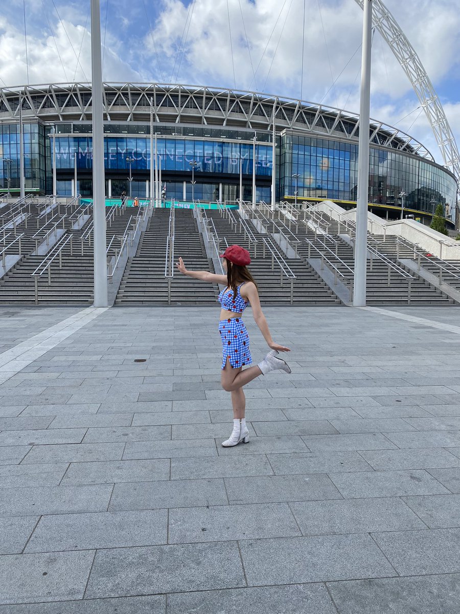 theshowtpwk's tweet photo. #CaptialSTB SO EXCITED FOR TONIGHT! FIRST CONCERT IN THE UK! HARRY DOROTHY OUTFIT! @HSHQ @Harry_Styles https://t.co/GaoQOo1NV5