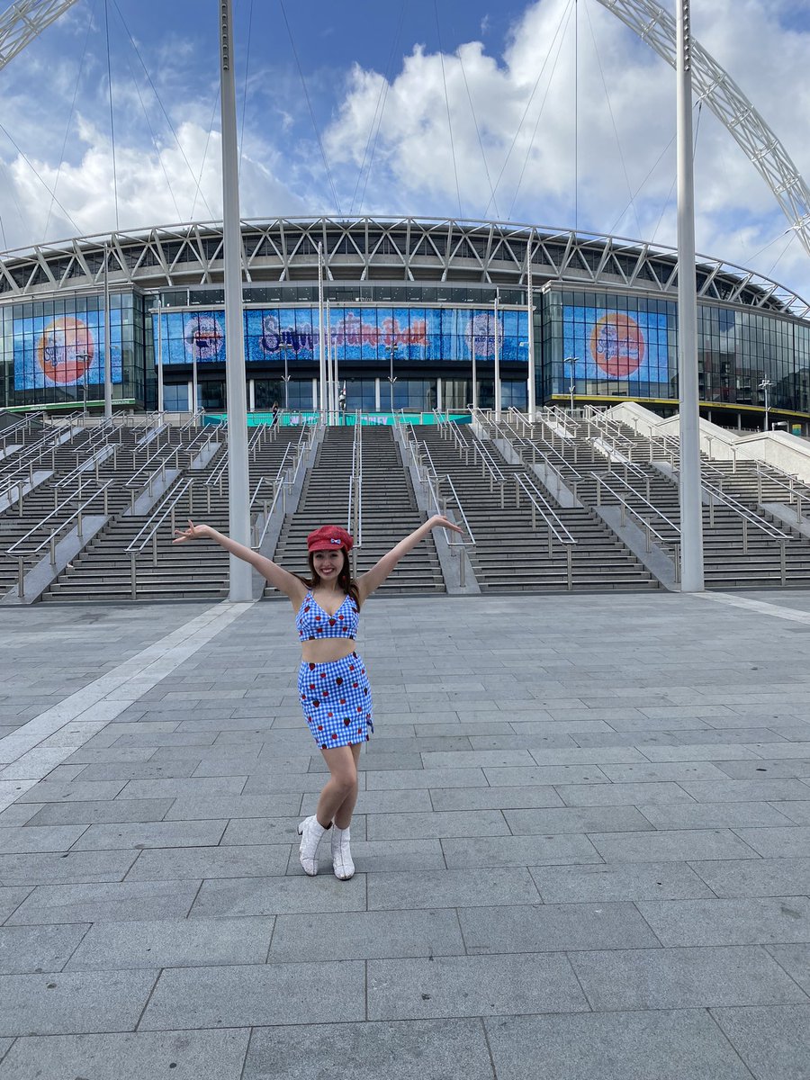 theshowtpwk's tweet photo. #CaptialSTB SO EXCITED FOR TONIGHT! FIRST CONCERT IN THE UK! HARRY DOROTHY OUTFIT! @HSHQ @Harry_Styles https://t.co/GaoQOo1NV5
