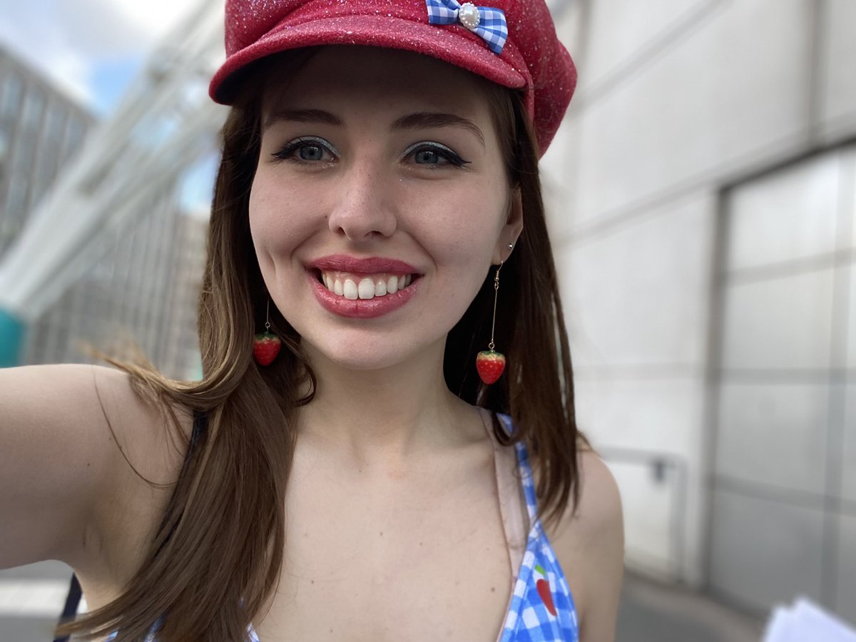 theshowtpwk's tweet photo. #CaptialSTB SO EXCITED FOR TONIGHT! FIRST CONCERT IN THE UK! HARRY DOROTHY OUTFIT! @HSHQ @Harry_Styles https://t.co/GaoQOo1NV5