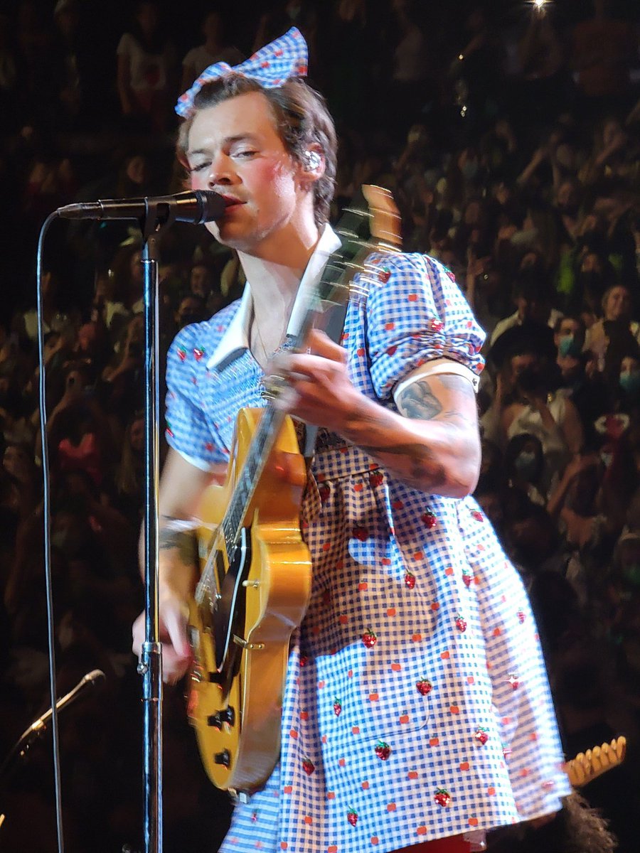 theshowtpwk's tweet photo. #CaptialSTB SO EXCITED FOR TONIGHT! FIRST CONCERT IN THE UK! HARRY DOROTHY OUTFIT! @HSHQ @Harry_Styles https://t.co/GaoQOo1NV5