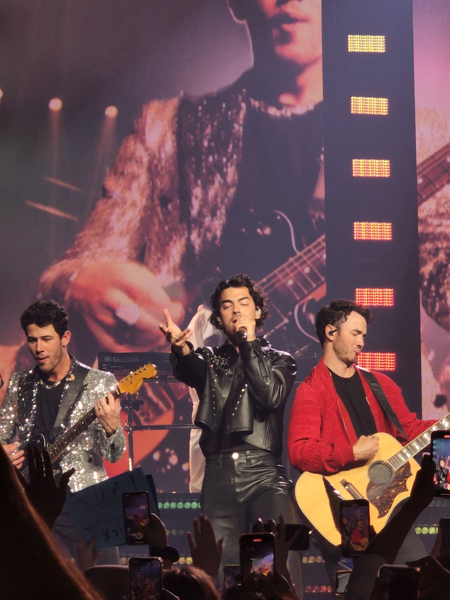 I love them so much it hurts! Nick's arms looked extra good tonight 🥵🤌