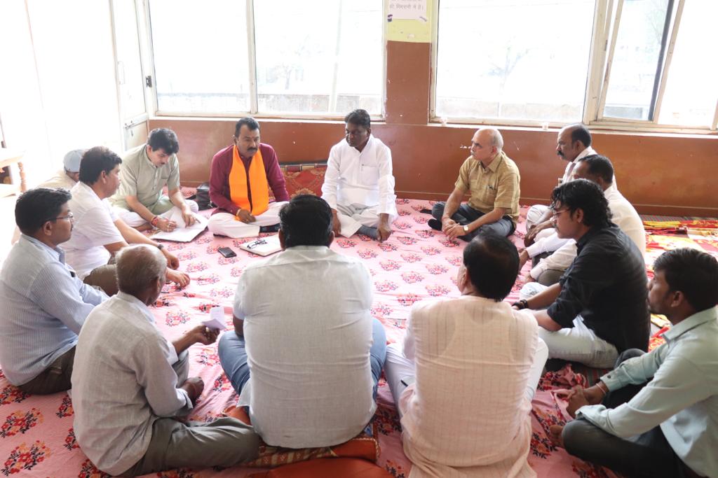 DrPRChoudhary's tweet photo. नगरीय निकाय चुनाव समिति नगर परिषद साँची में ज़िले के संगठन प्रभारी श्री सुधीर अग्रवाल जी के साथ बैठक में सम्मिलित हुआ। बैठक में समिति के सभी गणमान्य सदस्यगण उपस्थित रहे। #जीतेंगेबूथजीतेगी_भाजपा #बूथ_विजय_संकल्प_अभियान #सॉंची_विधानसभा #4yearsofseva #drprabhuramchoudhary https://t.co/qUPyWKydCE