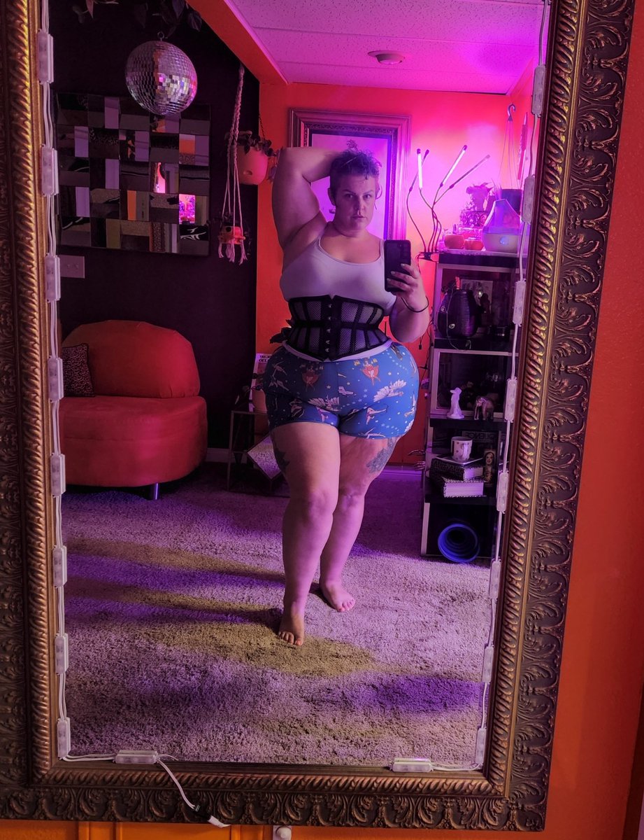 LadyCoquine's tweet photo. Just a mere 25 inch difference from waist to hip. ⏳ https://t.co/pAlhFLr5yn