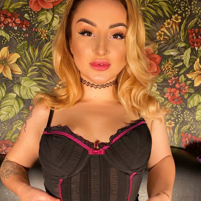 Yay! I just sold my Store Item: posing for you on the couch! Check it out here https://t.co/2Ptw2v2Z1T<a href="/tag/mvsales"class="tags"><span>#mvsales</span></a>