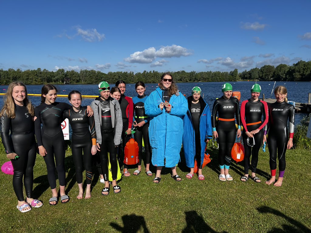 Wycombe_Swim's tweet photo. Today, some of our junior swimmers had the treat of @CassiePatten (Olympic Medalist) attending their OW training session, offering up open water tips and experiences! A big thank you and thanks to Ian for his coaching! #oneteam #WDSC https://t.co/gyUblNrcVj