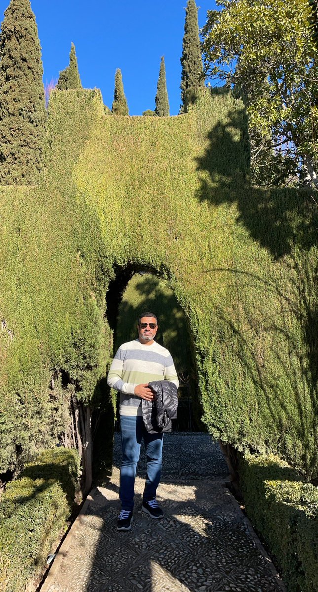 الساعات تمر كلمح البصر.. 
والايام تعيد نفسها ، ولكن لا تعيد ما اخذته منا ..
#لـورد