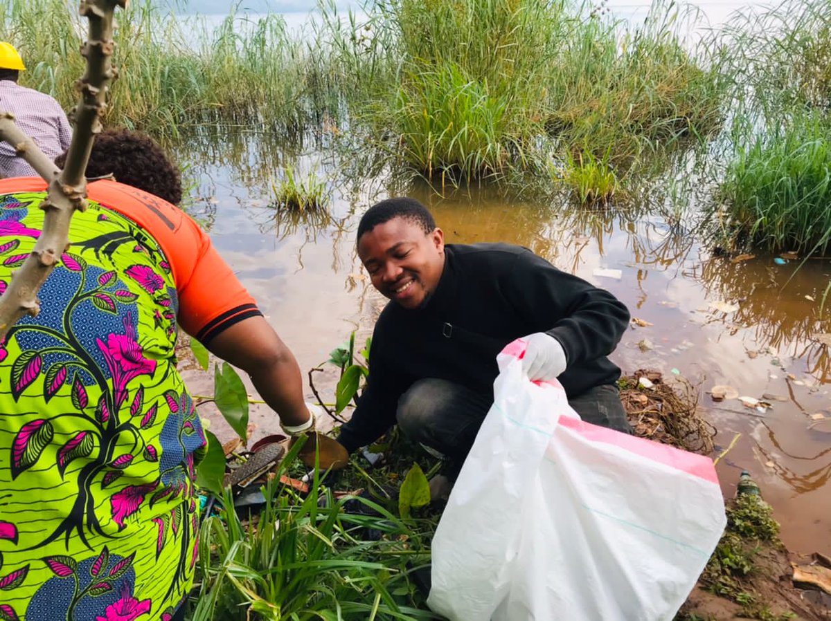 blaisefanubarum's tweet photo. Travaux communautaires organisés par #YALIRDC- S/K #PLASYCOR, #COSOPAX pour la célébration de la journée mondiale de l'environnement ce samedi 11 juin à Labotte
@KerryByamungu @karel_muhongya @NicMenemene @PatKongolo26 @chrisczadi @JeffMwenyemali @YaliRDC https://t.co/vQSE914SZn