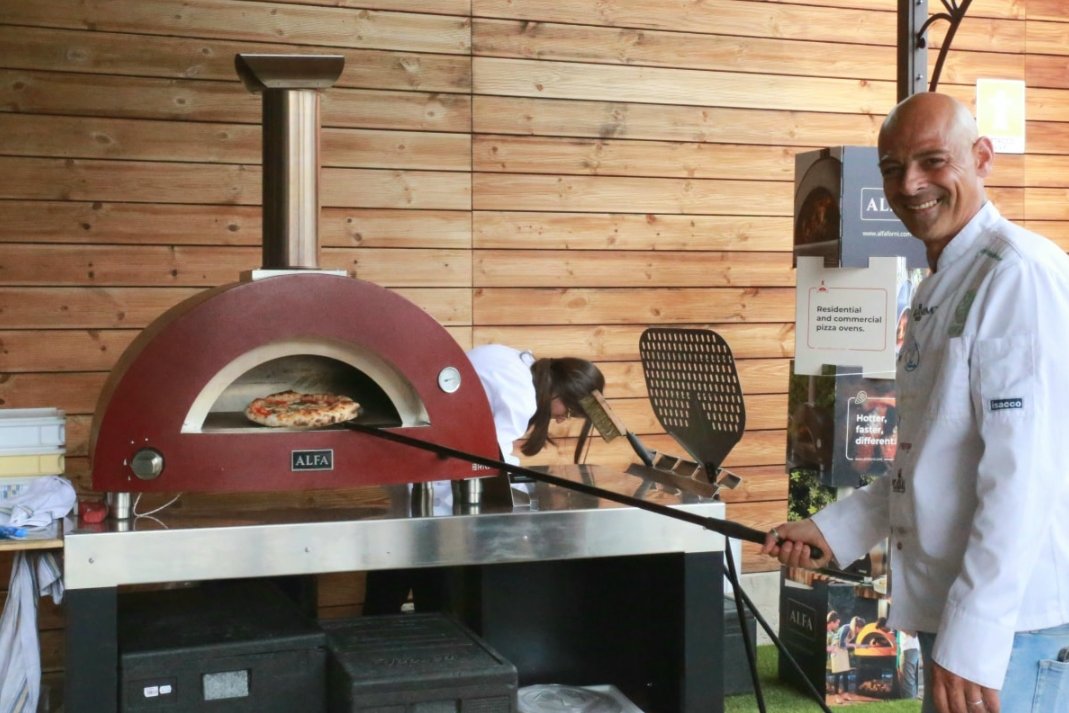 alfaforni_real's tweet photo. So much fun with Chef Pinto and Alfa BRIO🔥
M️any ongoing events and many scheduled! Alfa always live on territories, ready to offer the most suitable oven for every kind of request. Try yourself!
#alfaforni #eventplanning #pizzacourse #italianfood #pizzalover #pizzaschool https://t.co/3KqwD12kwQ