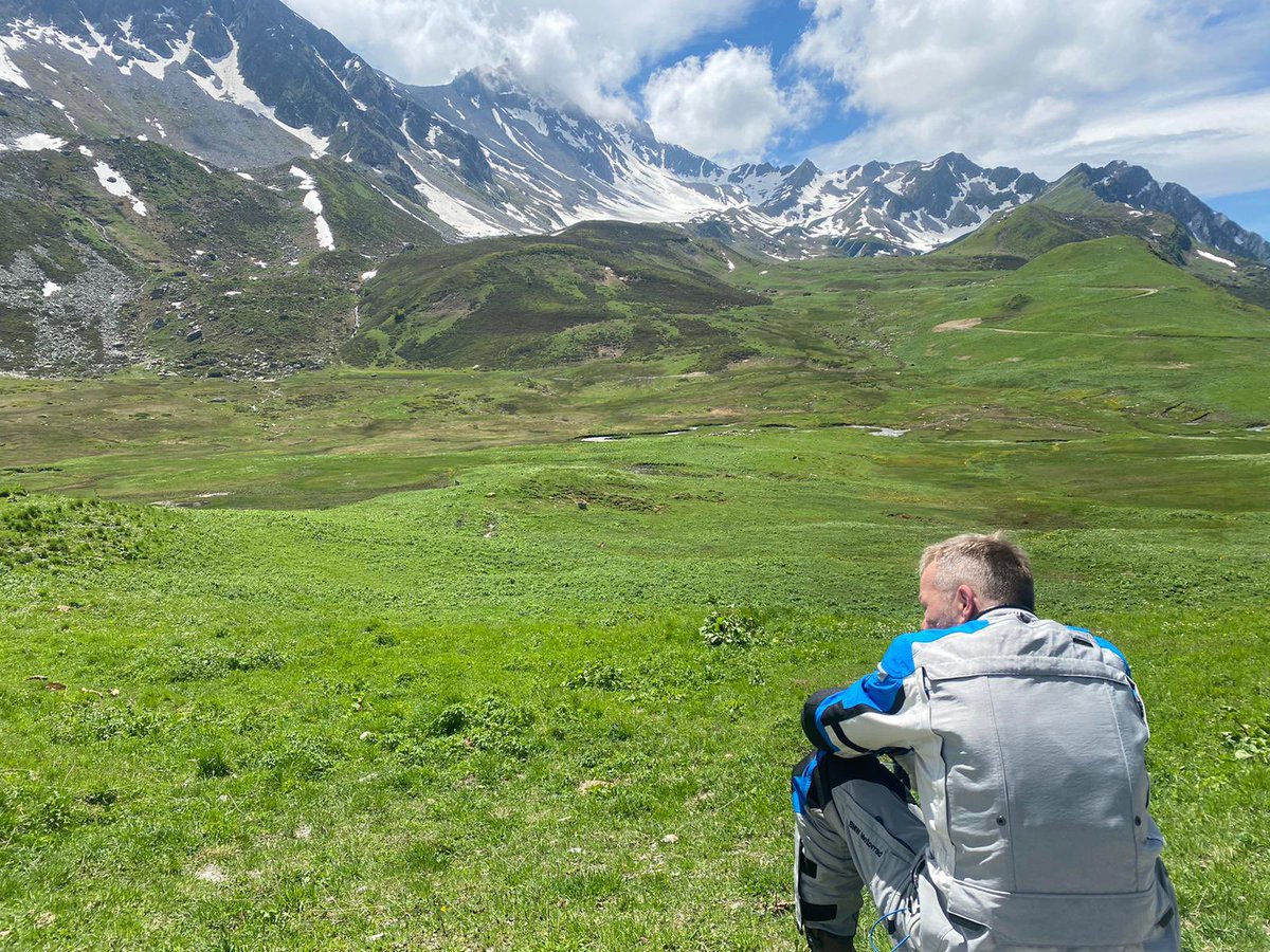 iPasqualito's tweet photo. Pondering #BMWR1250GSA #Alps #ColDeLiseran https://t.co/QNUQkrq2gu
