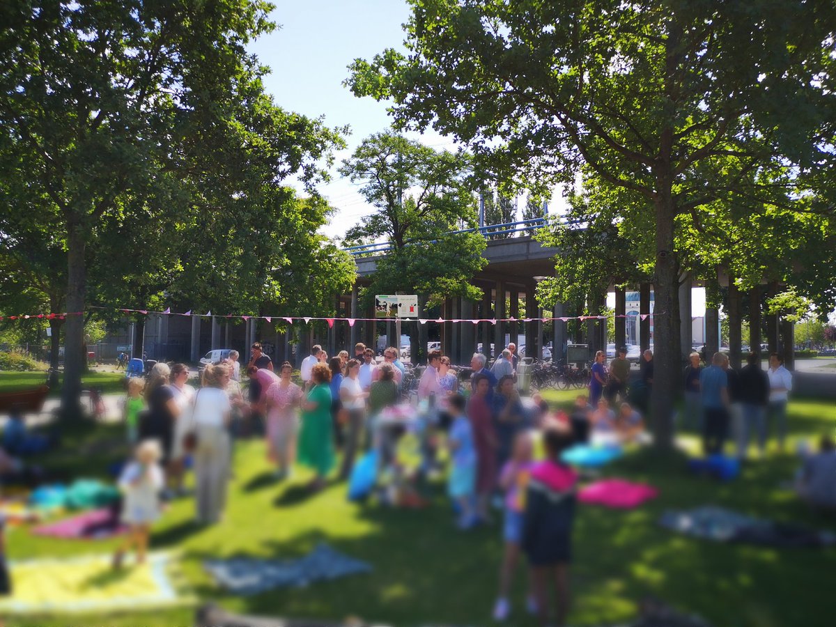 Gezellige zomerpicknick met <a href="/kerkindestad/">Pelgrimvaderskerk</a> in het Roel Langerakpark. Gelukkig beter weer dan vorige week zondag.