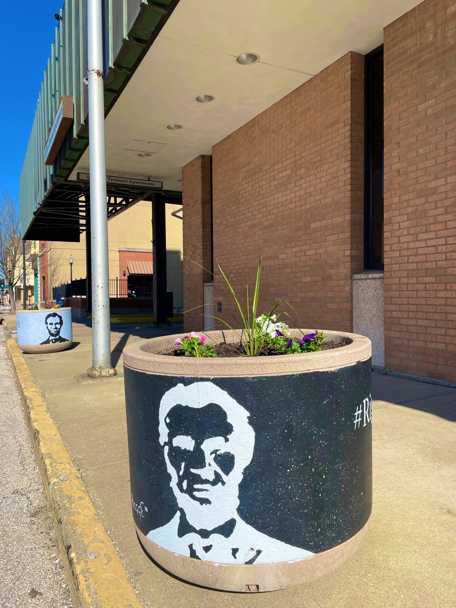 ILMainStreet's tweet photo. @IntlDwtnAssoc Murals, medians, streetscape and planters! #placemaking #mainstreet #design https://t.co/4dVZM9RekP