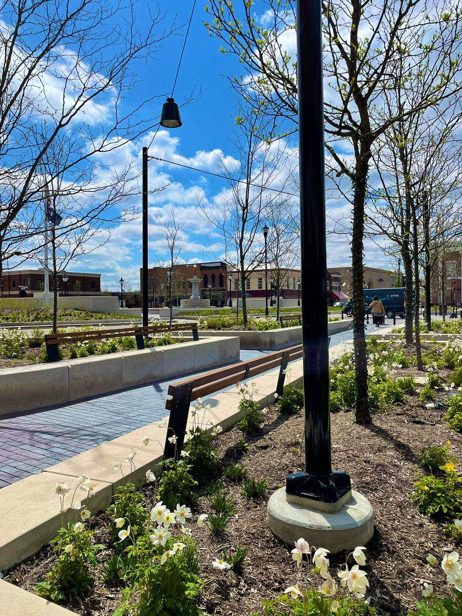 ILMainStreet's tweet photo. @IntlDwtnAssoc Murals, medians, streetscape and planters! #placemaking #mainstreet #design https://t.co/4dVZM9RekP