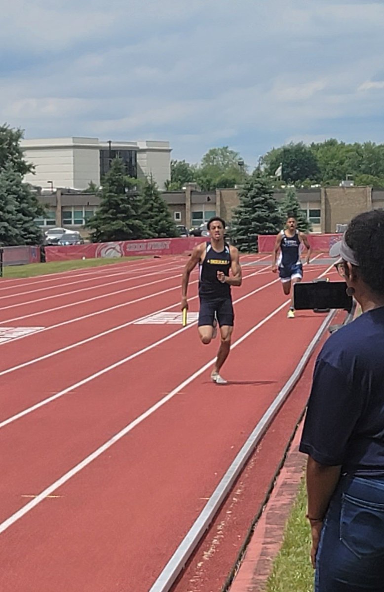 BDtrack's tweet photo. Raif Miller runs an awesome leg, splits 48.6 to bring home the victory for team Indiana! https://t.co/DvMcNUDIWu