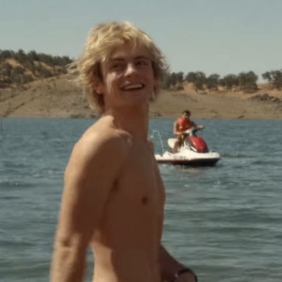 thinksross's tweet photo. happy valentines day to whoever wanted to date ross lynch https://t.co/f8MBpIGVHP