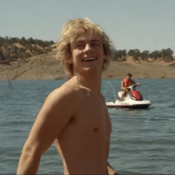 thinksross's tweet photo. happy valentines day to whoever wanted to date ross lynch https://t.co/f8MBpIGVHP