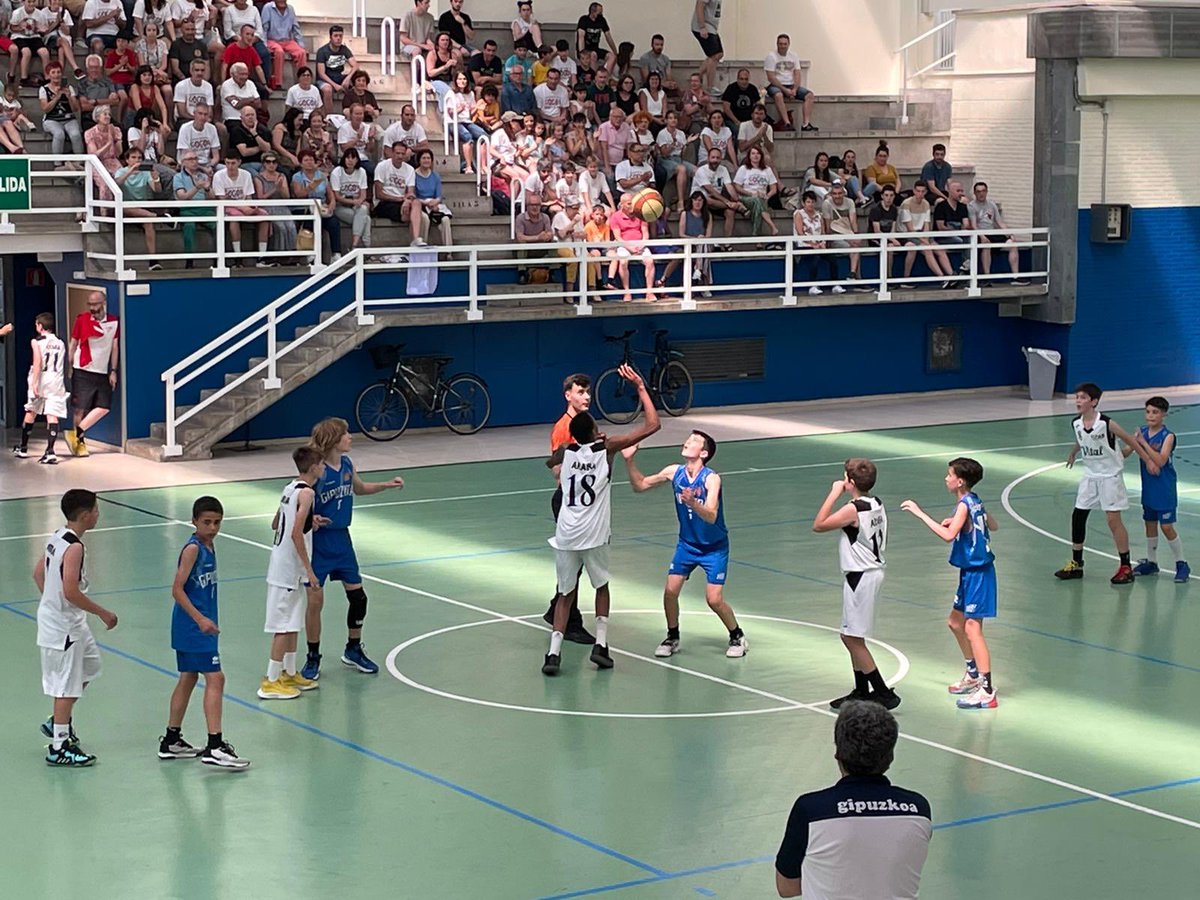 fgbaloncesto's tweet photo. #EUSKNAF21 #miniGasteiz
#Mutilak
🏆 Finala
@Basketaraba 4️⃣8️⃣
@fgbaloncesto 1️⃣9️⃣
Atsedenaldia.
#SaskiGipuzkoa🏀 https://t.co/5sy2ILQT4U