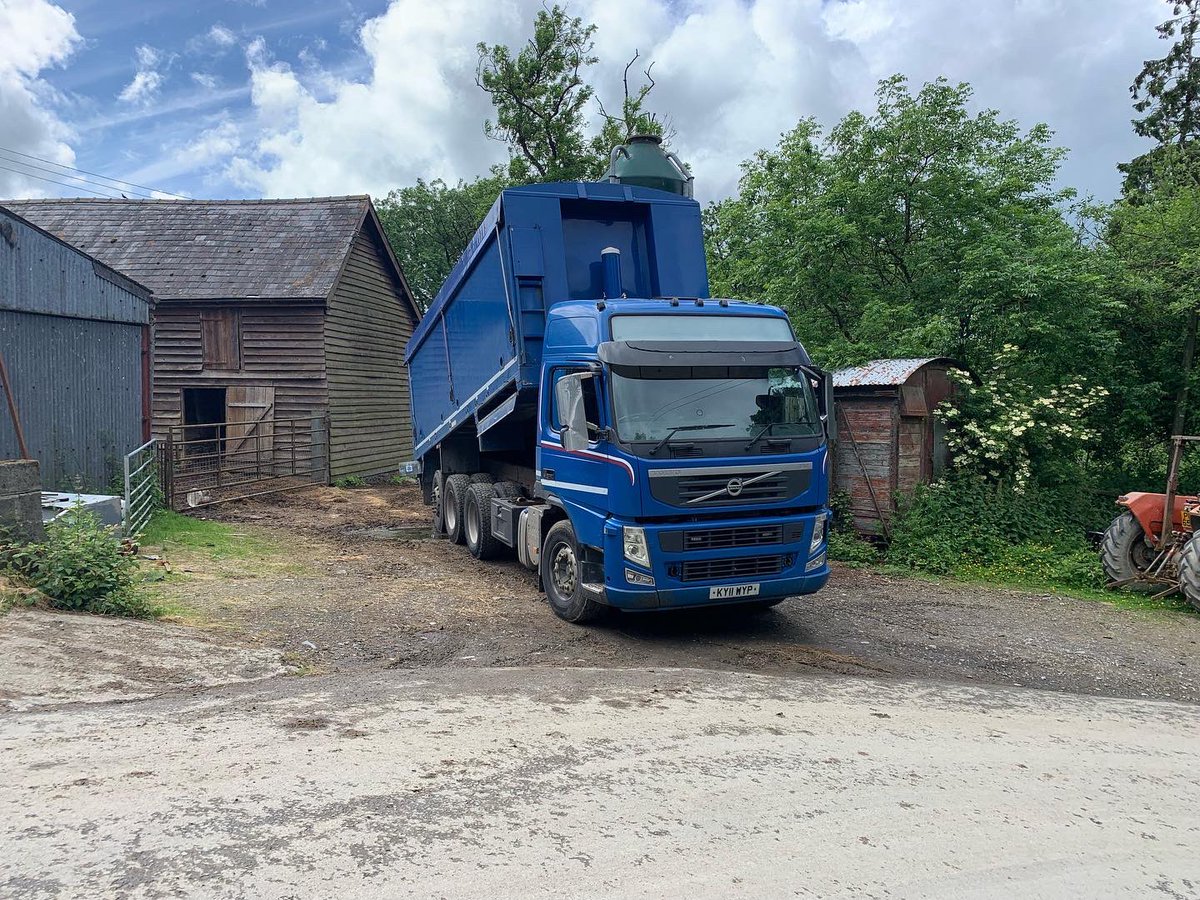 baabaarob4's tweet photo. This weeks @VolvoTrucksUK  #Tridem Supplying animal feed to a farm in Mid Wales yesterday 🏴󠁧󠁢󠁷󠁬󠁳󠁿🚛🚚🚜 Not my regular vehicle but a nice replacement until mine is ready for the road again #AnimalfeedSupplier #volvotridem https://t.co/Y1GPb8NjS3