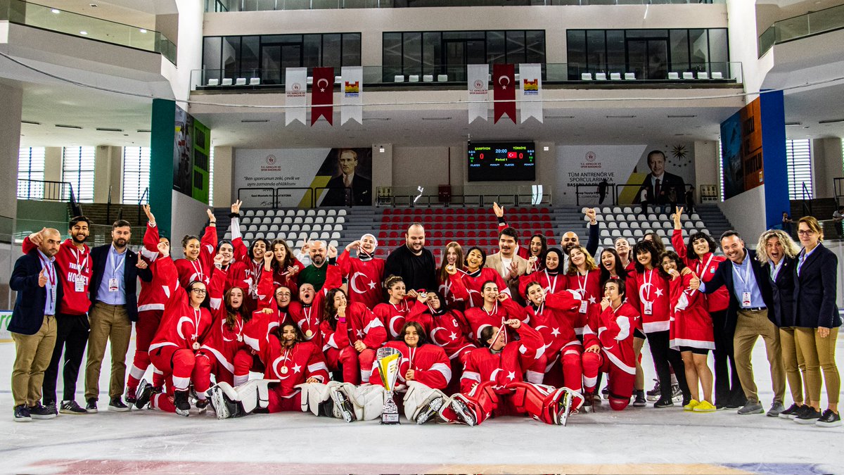 Ve Şampiyonluk Pozu!😎📸

2022 Balkan Şampiyonası’nı zirvede tamamlayan U18 Kadın Milli Takımımızı kutluyoruz.👏🏼