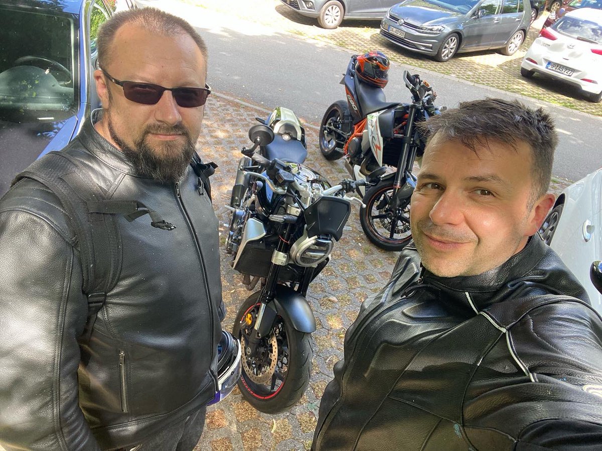 nmakarevic's tweet photo. Europa ( KTM ) versus Azija ( HONDA ) na današnjem moto druženju sa mojim jaranom Salih Redzic.
Jedino to oko mašina inače nema između nas konkurencije , iz istog smo kantona :-) #bike #moto #mc #ktm #honda #motor #motori #motocycle #hondamoto #mc #mcrun #speed #needforspeed https://t.co/Y6wPmahCFH