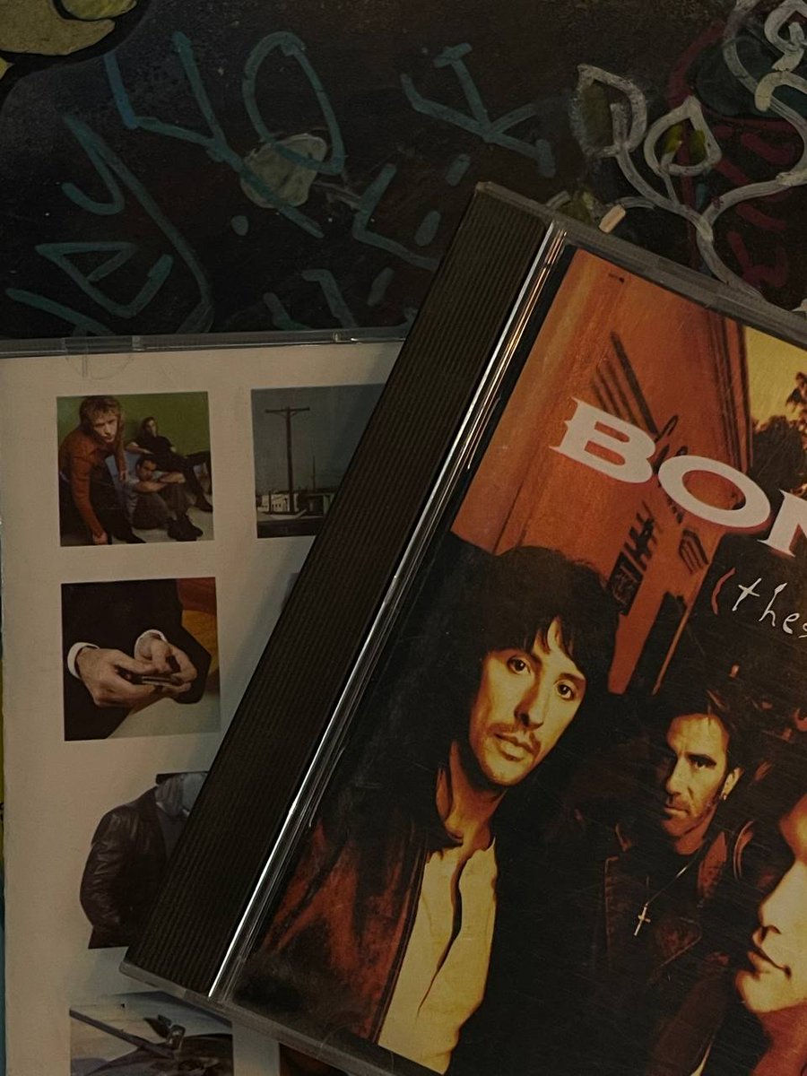 всем доброе утро. 
сейчас вот думаю что послушать. 
винил, двд диски или кассеты.