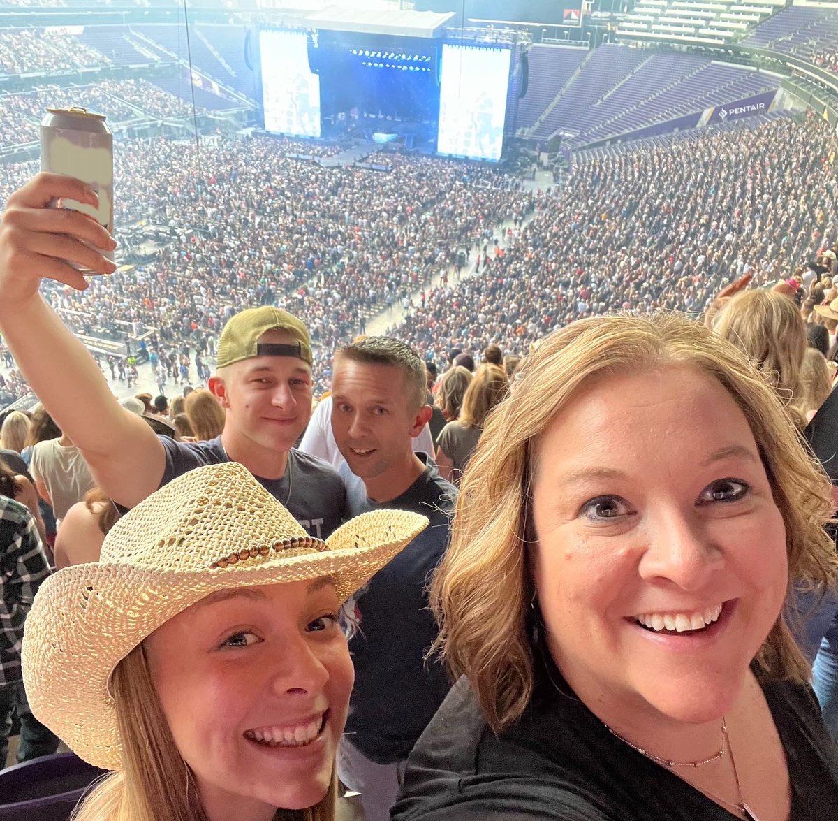 MarcySander's tweet photo. ❤️🎤🎶Ernest * Morgan Wallen * Eric Church
#onehellofanight https://t.co/dfkfuqWtAO