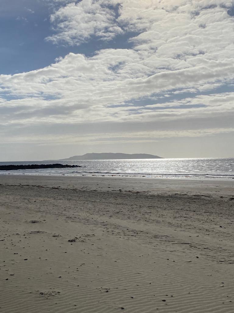 fflynn10's tweet photo. Power outage @ 6am. Dog going mad with the beeping from house alarm. Headed to Donabate for early  morning walk and swim. Glorious 😀😀 https://t.co/ozr6tdOhLk