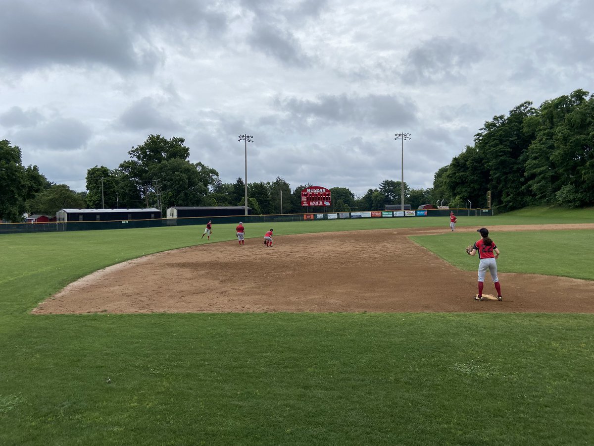 This morning at McLean, it’s Blues vs Flames. Teams are warming up ⚾️