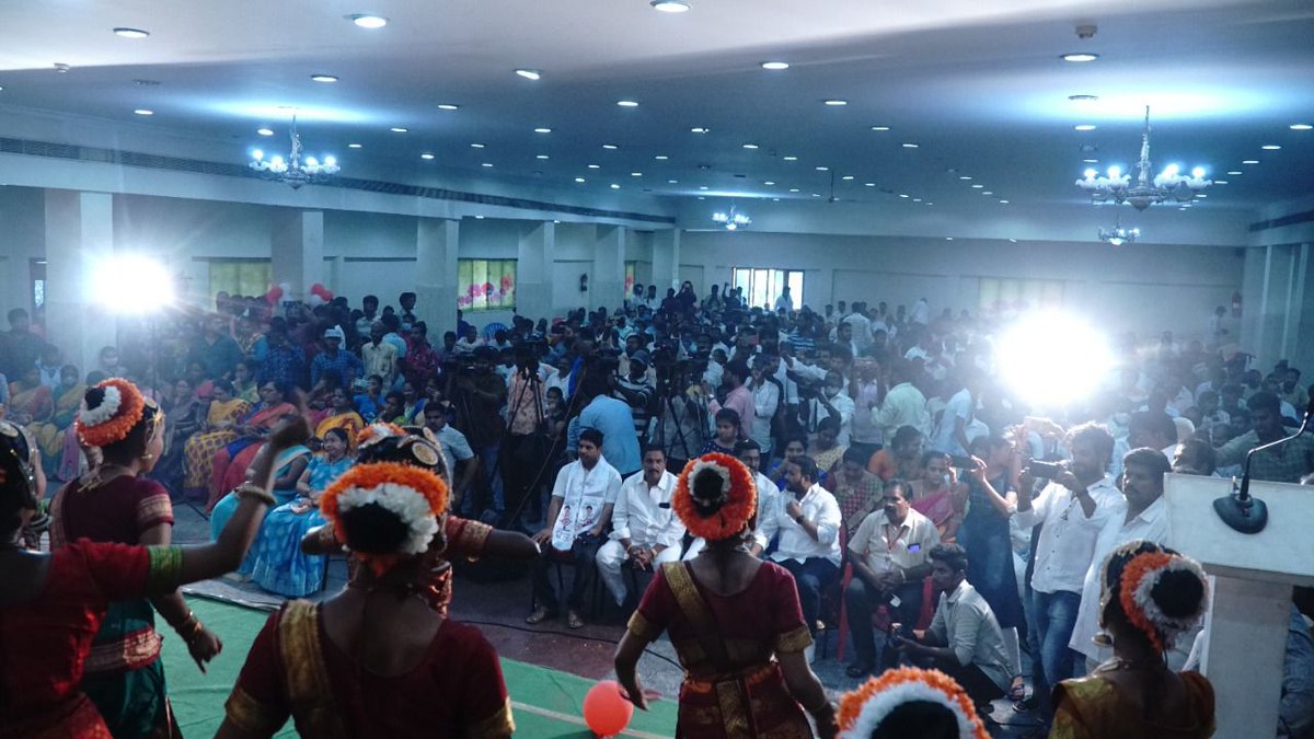 JanaSenaParty's tweet photo. జనసేన పార్టీ అధినేత శ్రీ @PawanKalyan గారి ఆదేశాల మేరకు విజయవాడ తూర్పు నియోజకవర్గంలో పార్టీ క్రియాశీలక సభ్యత్వం నమోదు చేసుకున్న జనసైనికులకు, వీర మహిళలకు ప్రమాద భీమా ధృవీకరణ పత్రంతో కూడిన, సభ్యత్వ కిట్స్ అందజేసిన @JanaSenaParty నాయకులు.

 #JSP_ActiveMembershipKits https://t.co/Xhs0wORbDk