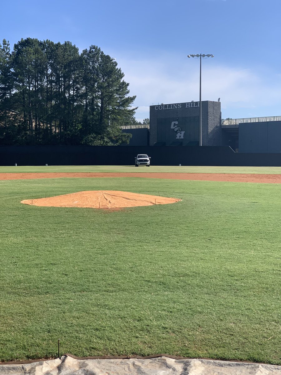 BASEBALL_CHHS's tweet photo. Need to give a shout out to our parents….they showed up and showed out yesterday!! We re-painted our wall yesterday morning and absolutely changed the look of our facility! Gave it a thorough ‘summer’ cleaning, too! #committednotinterested #expectgreatness #menbuiltforothers https://t.co/QXiBIFChjZ