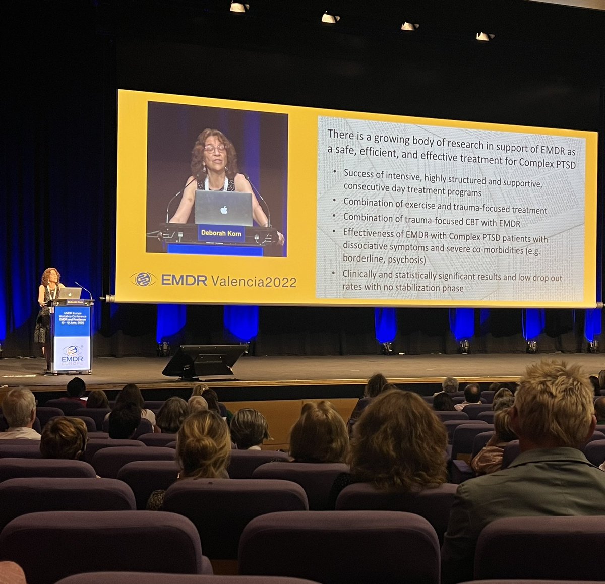 DAnabelGonzalez's tweet photo. Deborah Korn en la conferencia de clausura del Congreso Europeo de EMDR hablando de la aplicación de esta psicoterapia en pacientes con trauma complejo
#emdr #terapiaemdr #trauma #traumacomplejo #tept #teptc #teptcomplejo #asociacionemdrespaña #asociacionemdrspain https://t.co/9QEDDZ9NHk
