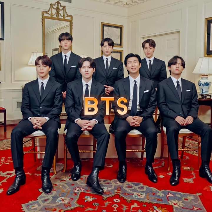 moni_samia's tweet photo. Happy 9th anniversary BTS 🙆‍♀️

I'm happy because I got to know them, thank you for being in my life. I love you all💜
#BTS #BTS9thAnniversary 
#BTSARMY https://t.co/w1G2dZeS4u