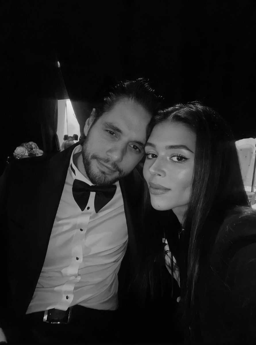 kircicekhanimm's tweet photo. Ezcemin hikayesi bitmiş olabilir ama her zaman kalbimizin en güzel yerinde kalacak. Öyle güzel hissettirdiniz ki bize çifti dizi karakteri oldularını unuttum bazen bir senarist tarafından yazıldığını ki bazı sahnelerde rol yapmadığınıza inanıyorum. 

#ElYiğ https://t.co/Q8kOJKygNr