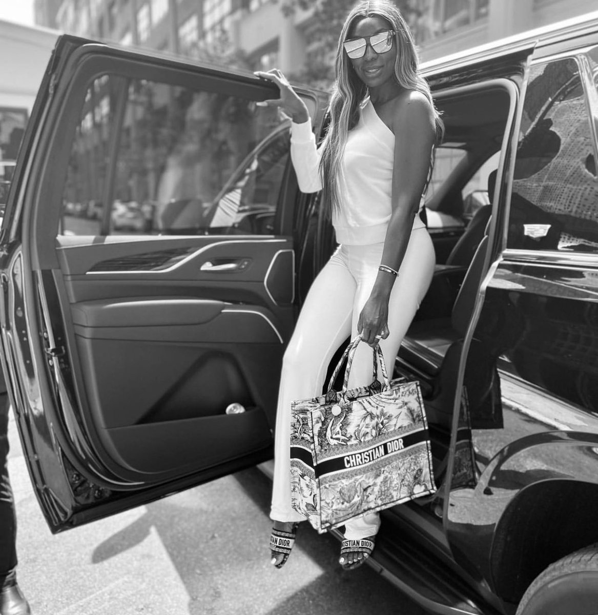 Keisha_Dixon1's tweet photo. The day of reckoning! I’m ready to slay edges and snatch wigs at the CT Wives reunion today! This has been a difficult season but I’m ready to lay it ALLLLLLL out on the table! #CTWives #reunion #snatchingwigs #nastylemonsquares https://t.co/GYPLphNqG7