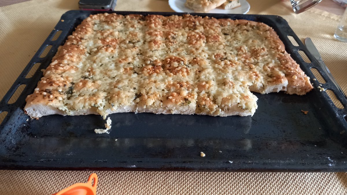 Marry_Mc_Fly's tweet photo. No to wyjechała foccacia do piwka, pewnie znawcy tematu się obrażą na tę nazwę oglądając moje dzieło, ale co mi tam! Byle smakuje 🤭 https://t.co/ERVT8Adi8y