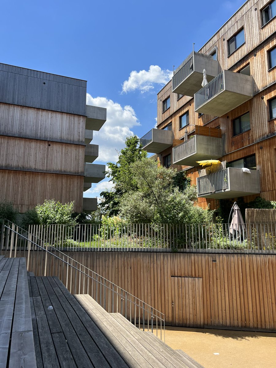Qagggy's tweet photo. Vienna is a land where social housing looks more desirable than market rate back home. https://t.co/M1Jp4Vs36Y
