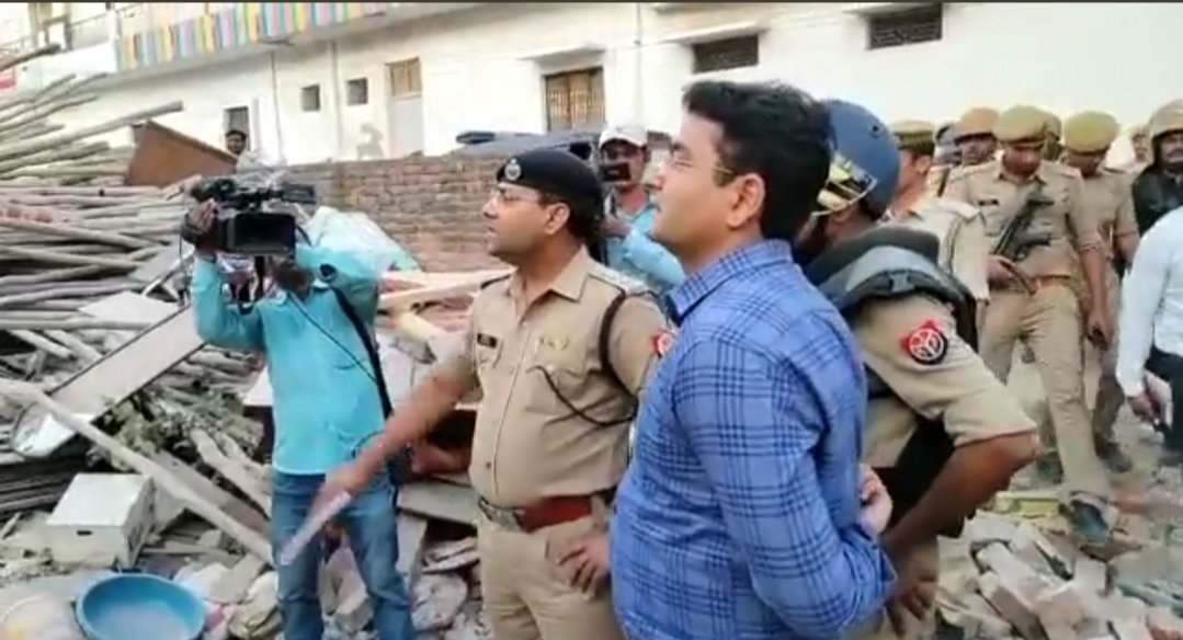 sauravyadav1133's tweet photo. पढ़ाई में बहुत अच्छे नहीं थे फिर भी IAS IPS बनने का सपना कई बार देखा था तब सोचते थे कि अगर बन गए तो लोगों की जिंदगी बेहतर करने के लिए कुछ करेंगे...लेकिन अब लगता है कि अच्छा ही हुआ कि ये सब नहीं बन पाए नहीं तो आज कहीं किसी के पूरी जिंदगी खपा कर बनाए घर को तुड़वा रहे होते... https://t.co/fKJlizbij9