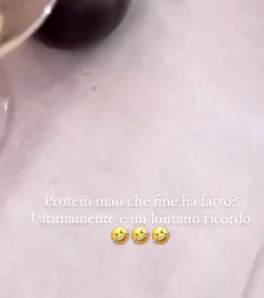 nicoleeeee_00's tweet photo. non la queen che ha deciso che oggi è la giornata del perculamento al basci✈️👑

 #basciagoni https://t.co/dbPYglyvE2