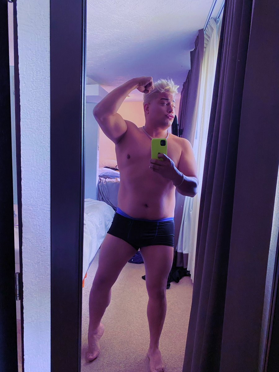 JULIOPONZE's tweet photo. Viva, disfrute, que igual te van a criticar !! Total hace calorcito 🦩☀️🟣 Gordito soltero aquí 🙌🏼 🤣 rico #domingo mi gente !! #sunday #sunnyday #besazos 🍷😘 #boy #singer #ootd #swag https://t.co/5slT4OaekR