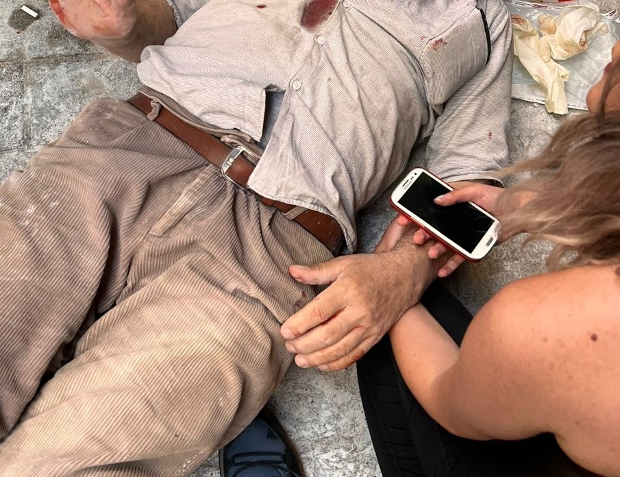 Beyoğlu İş Merkezi'nin karşısında 60 yaşlarında bir amca inşaatta çalışırken kafasına kocaman bir zincir düştü. Her yer kan gölü oldu. Herhangi bir baret vesaire de yoktu. Elini tutarken yalnızca "çalışanlara haber verin inşaat işçisiz kalmasın" dedi. Çok utanıyorum.