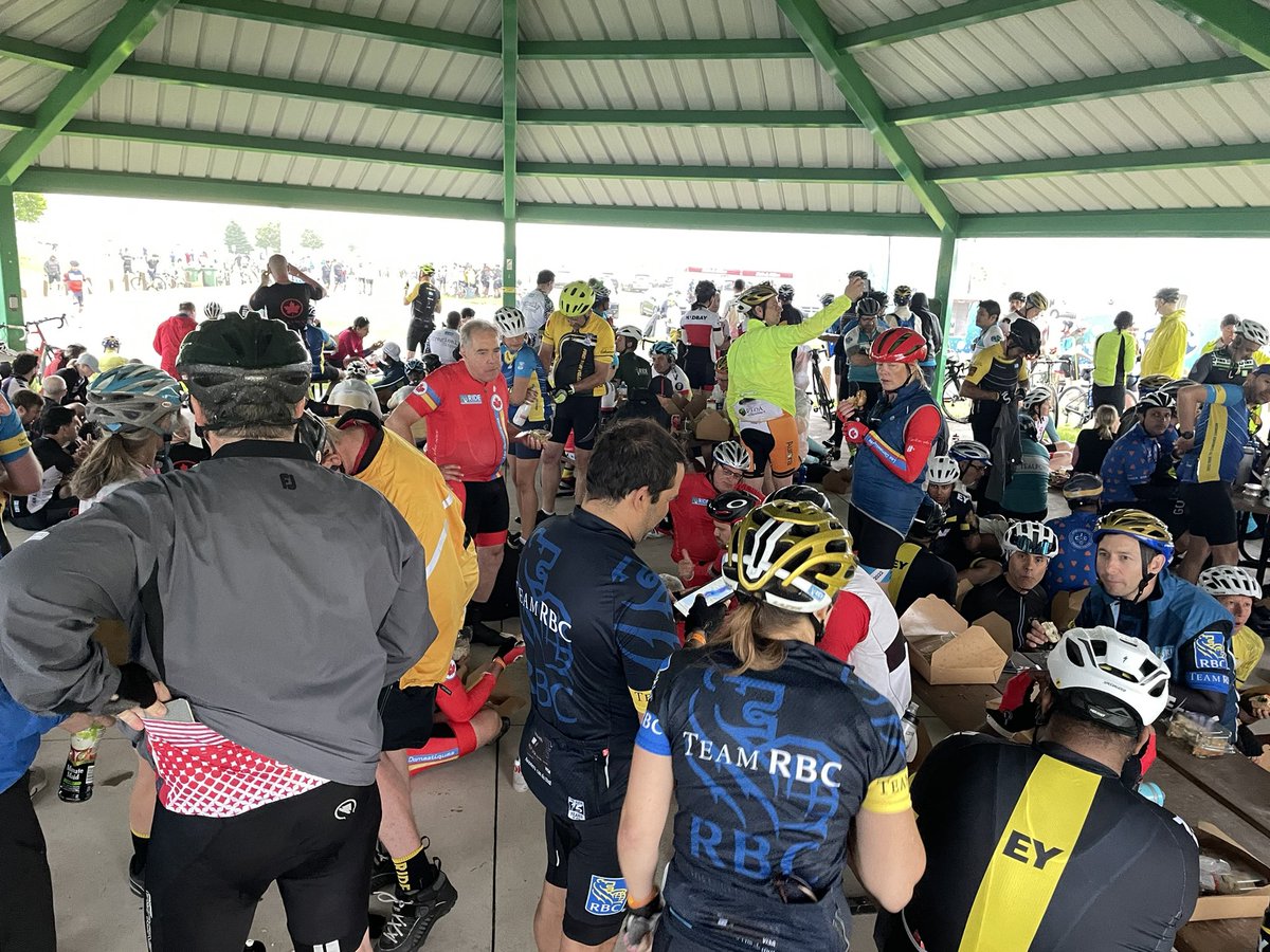 JasonBikesALot's tweet image. Pretty epic rainstorm passed by. Luckily it was at our lunch stop 🤩#TheRide2Conquer on our way to Niagara Falls! Save me a @SteamWhistle