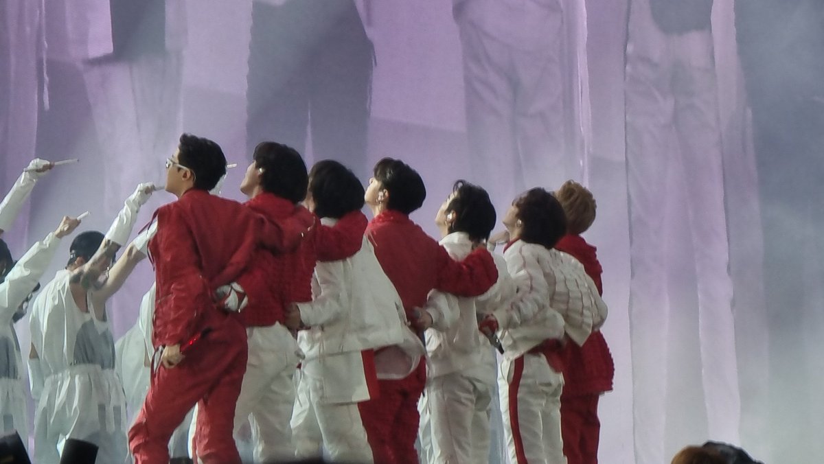 bngtxjkm's tweet photo. No les pasa que la h está a lado de la g y de la nada escriben " Gracias bts por todo lo que han demostrado y nos han dado, durante estos años me siento muy feliz de haberlos conocido siempre estaré a lado de ustedes sin pensarlo dos veces los amo"
#BTS9thAnniversary https://t.co/B4rMwxXUSh