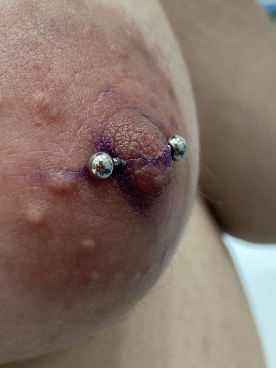 Latuertapiercer's tweet photo. Lista para el verano con sus piercings en el pezón 💫
#piercingpezon #nipplepiercing #piercingbarcelona #barcelona https://t.co/Pr8g7FiteQ