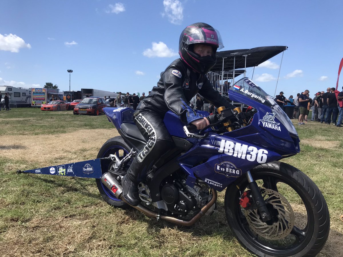 DeboraPost's tweet image. Anouk van 9 doet aan dragracen: zo hard mogelijk over het vliegveld van #Drachten rijden. 🏍 Ze vertelt er vanavond over in het Jeugdjournaal! #dragracemadness