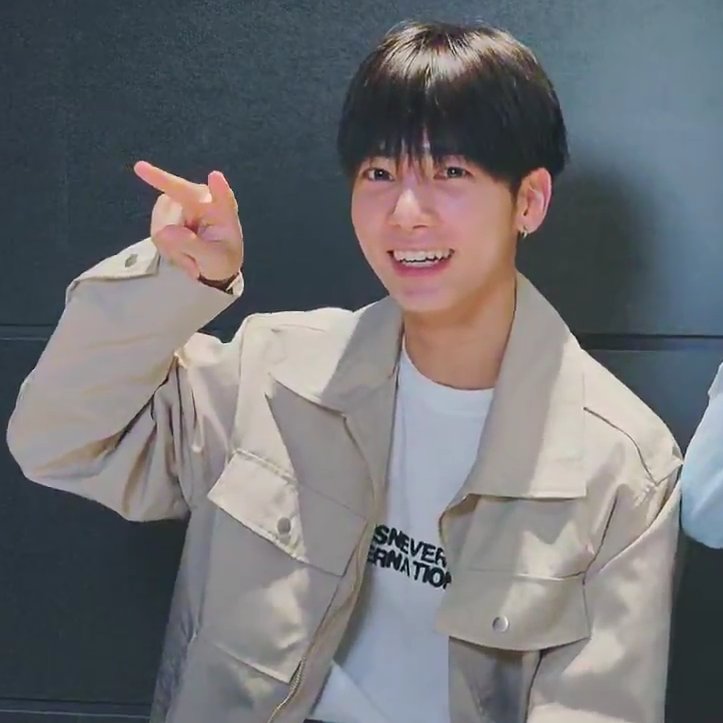 lgbttaejun's tweet photo. the yeonjun peace sign <3 https://t.co/l6cGVafq9C