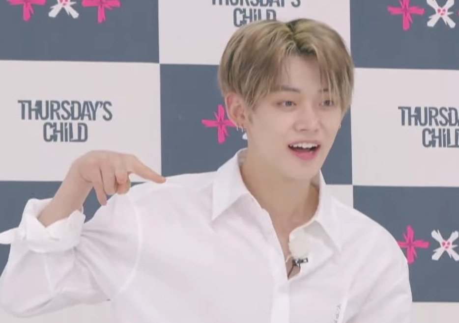 the yeonjun peace sign <3