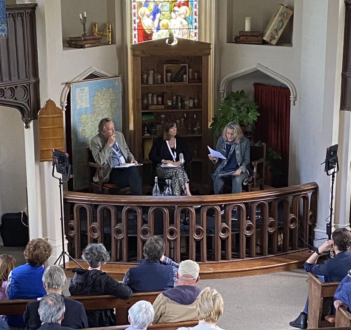 gerrynkennedy's tweet photo. @francis310856 @Writingandideas @seamusheaneyest #SineadCusack reads #SeamusHeaney with #RoyFoster #Chapel @Writingandideas what a way to spend a Sunday morning ☀️ https://t.co/KXFk7Hy1ed