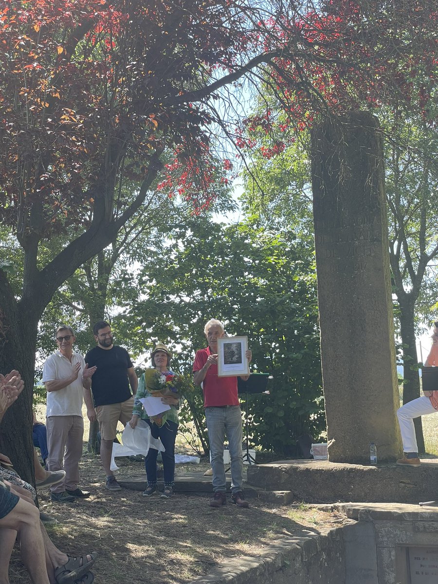 Tradicional Matinal Literària, amb Abel Miró recitant una selecció de textos de Verdaguer i Marta Torres musicant l'acte amb la flauta travessera. 
També s'ha homenatjat Pere Tió, que passa el relleu de l'acte a Jaume Coll després d'anys de dedicació. 
Gràcies als assistents!👏🏼👏🏼